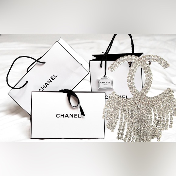 Jewelry - This exquisite rhinestone brooch is a stunning accessory to any outfits